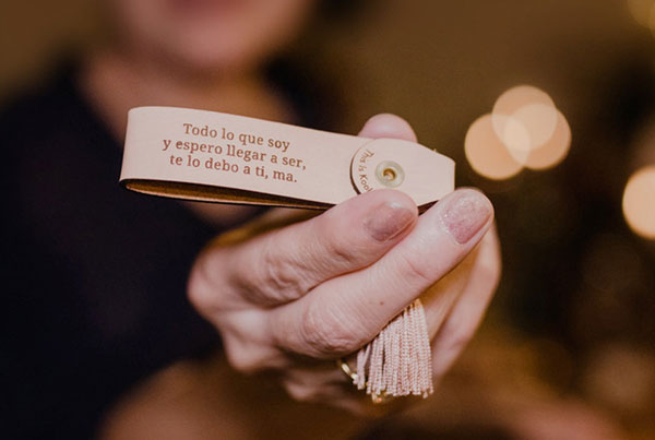 Llavero de cuero personalizado con frase especial para regalar a la madre el d&iacute;a de la boda